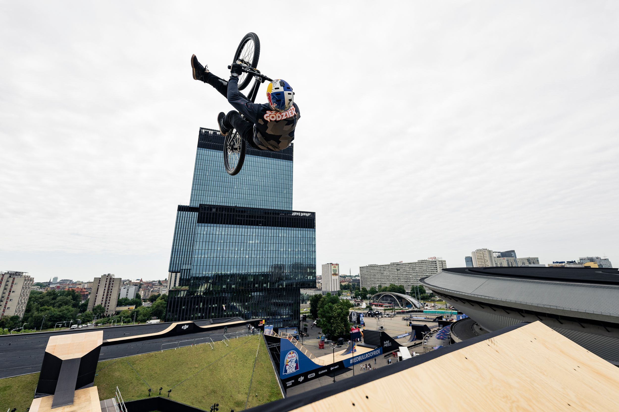 Dominacja NS Bikes Decade – Podsumowanie Red Bull Roof Ride